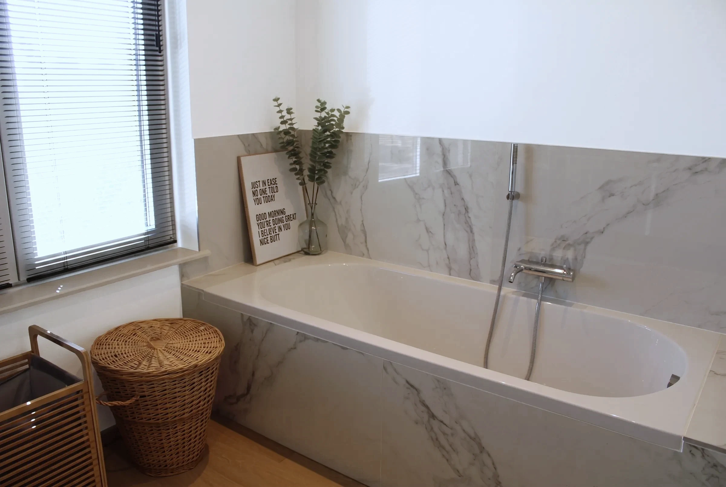 Badkamer met ligbad in marmerlook