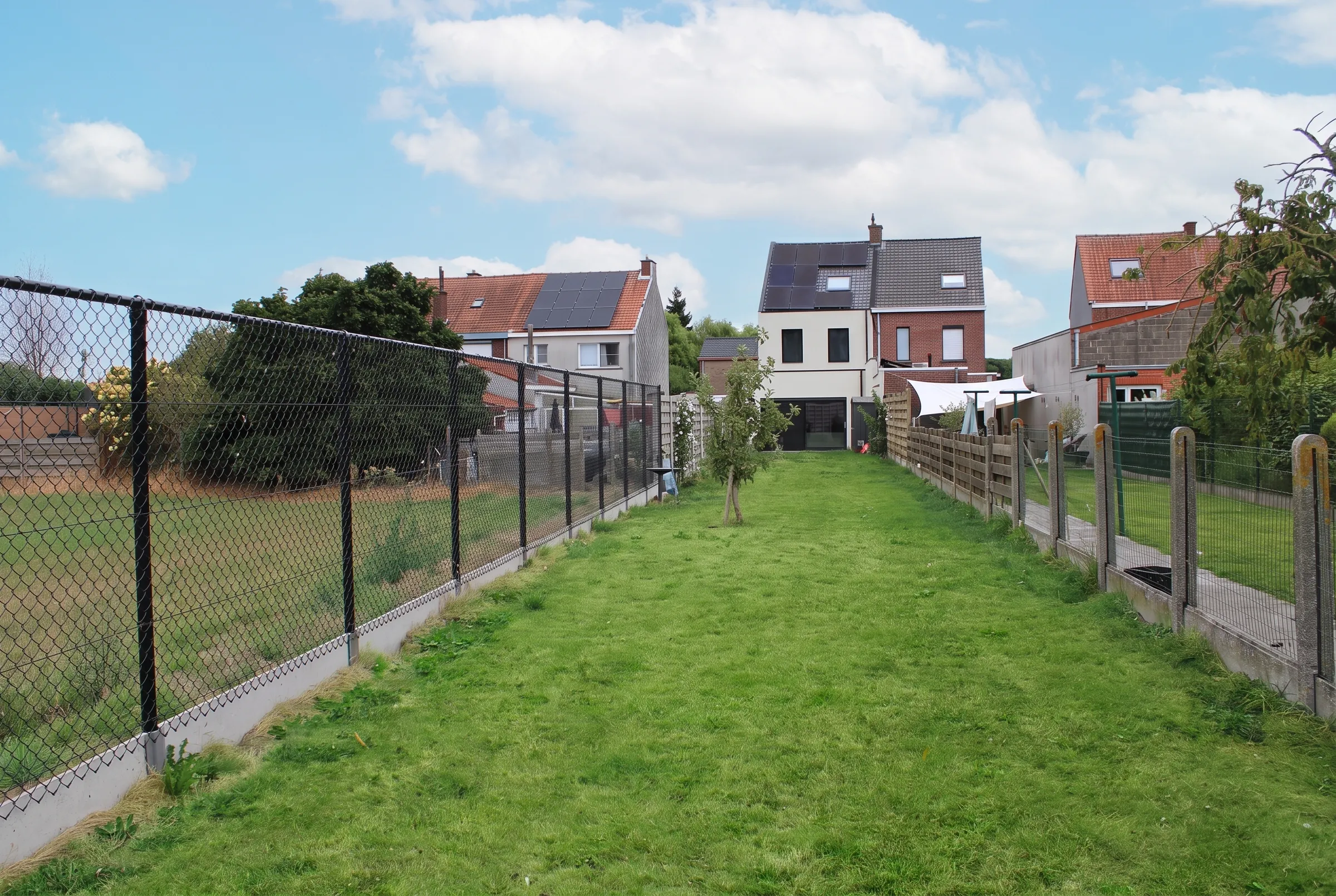 Tuin met zicht richting de woning