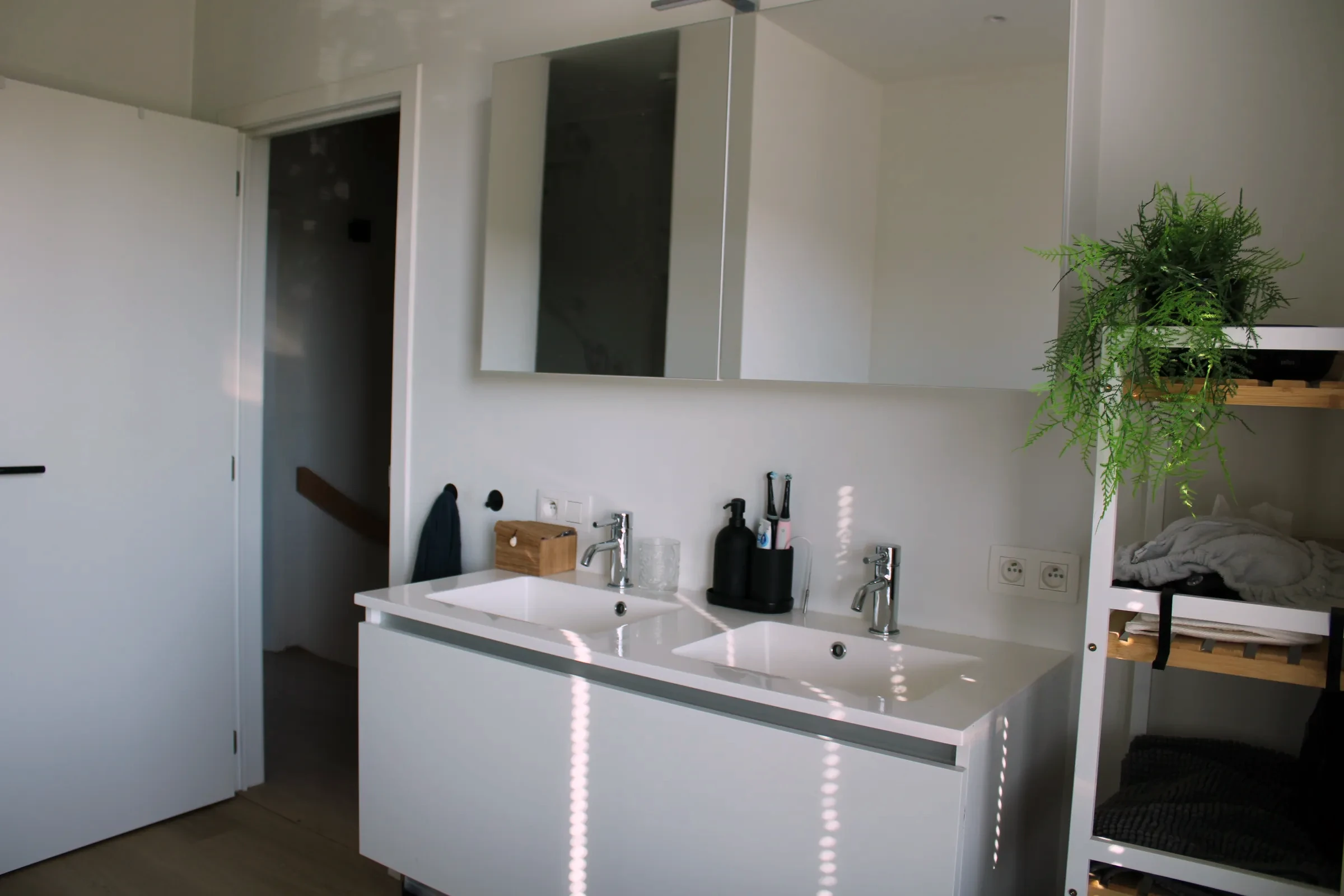 Badkamer met dubbele lavabo en grote spiegel