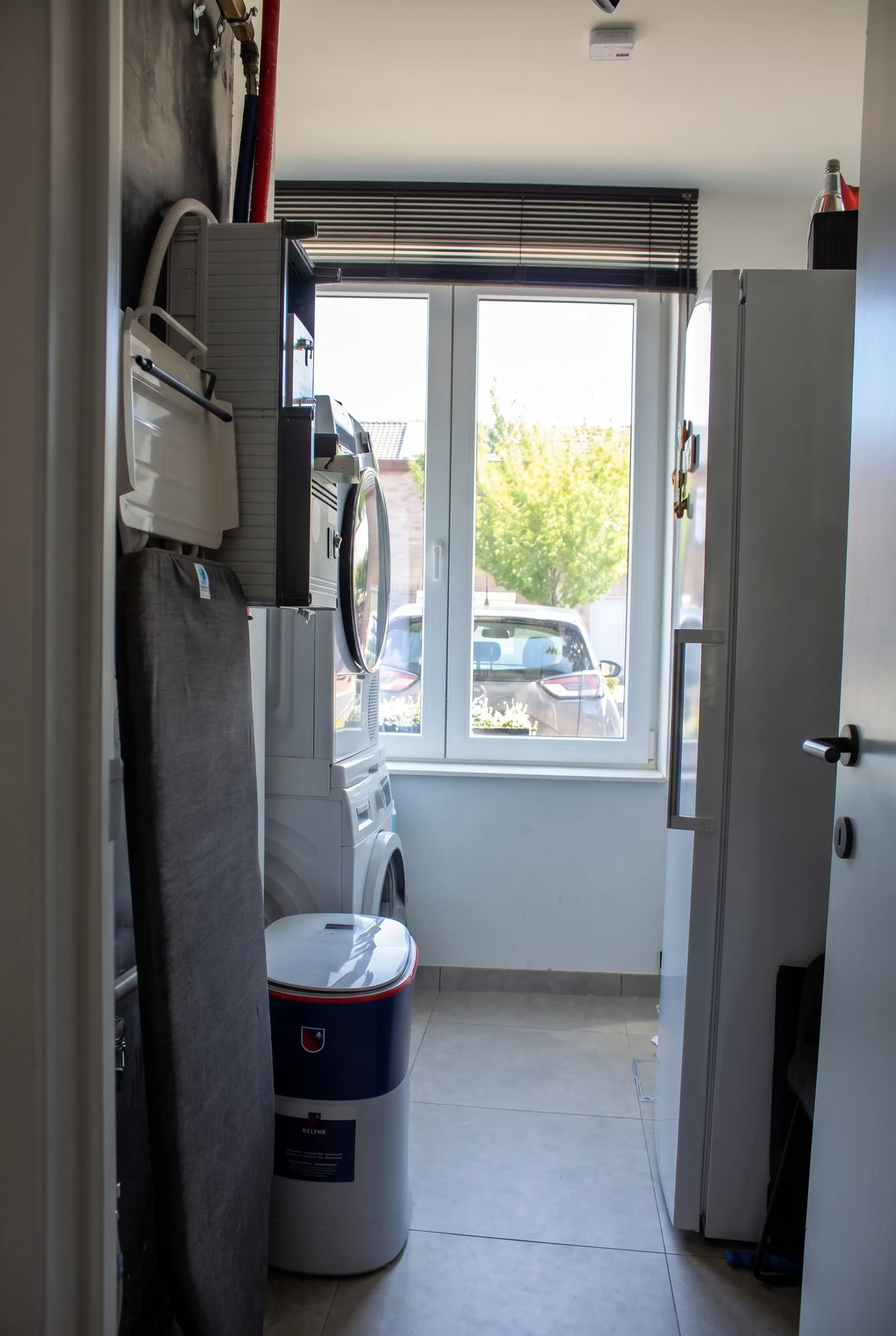 Praktische berging met plaats voor wasmachine en droogkast