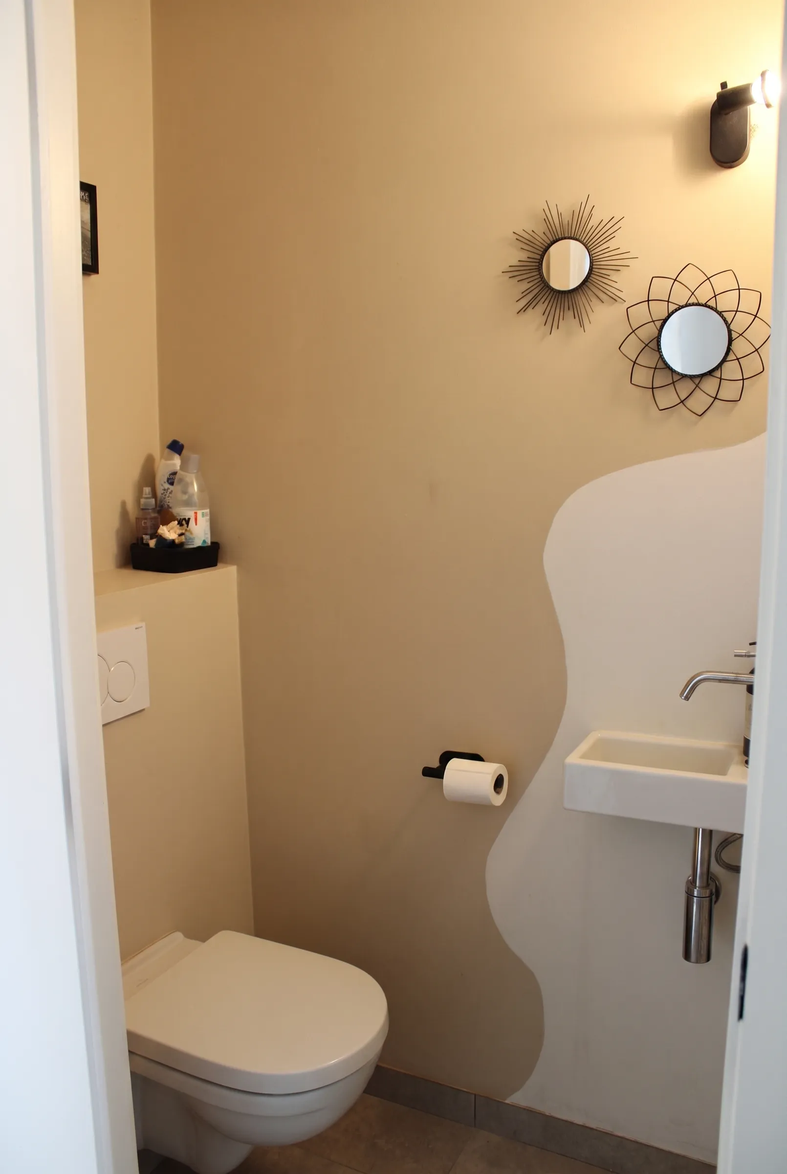 Apart toilet met handwasje op het gelijkvloers
