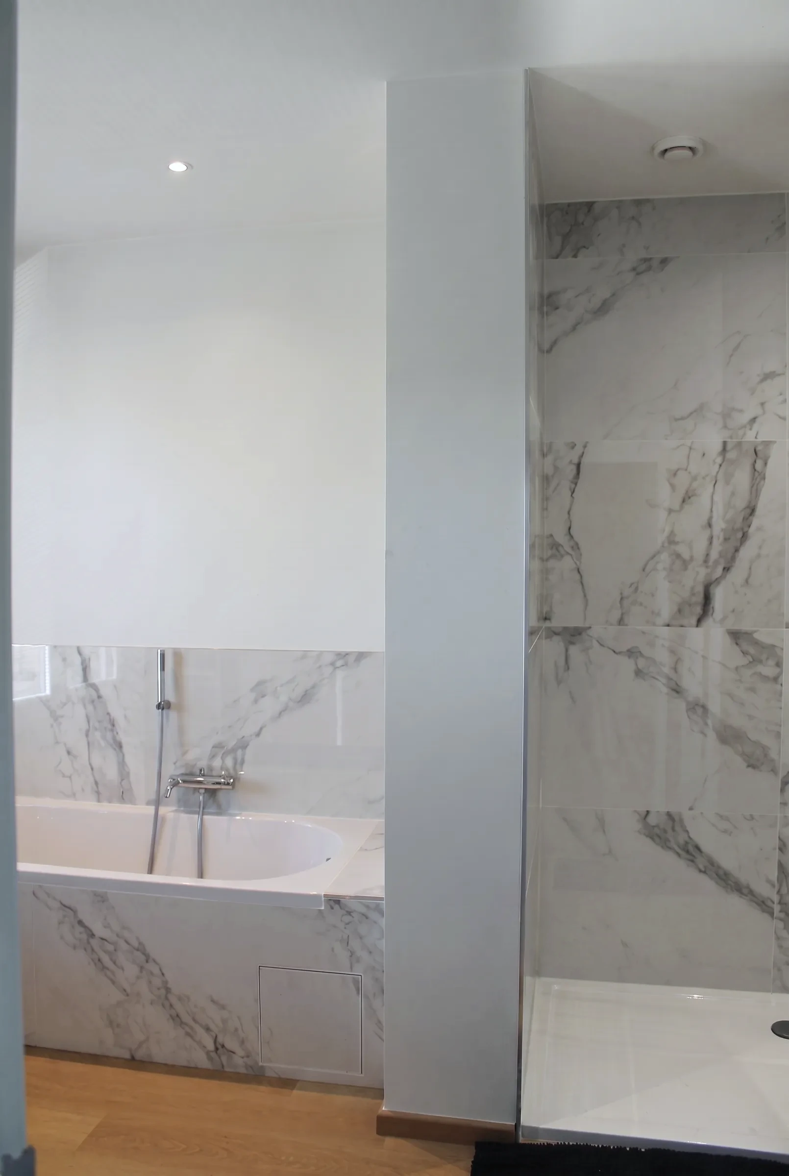 Ruime badkamer met marmerlook tegels