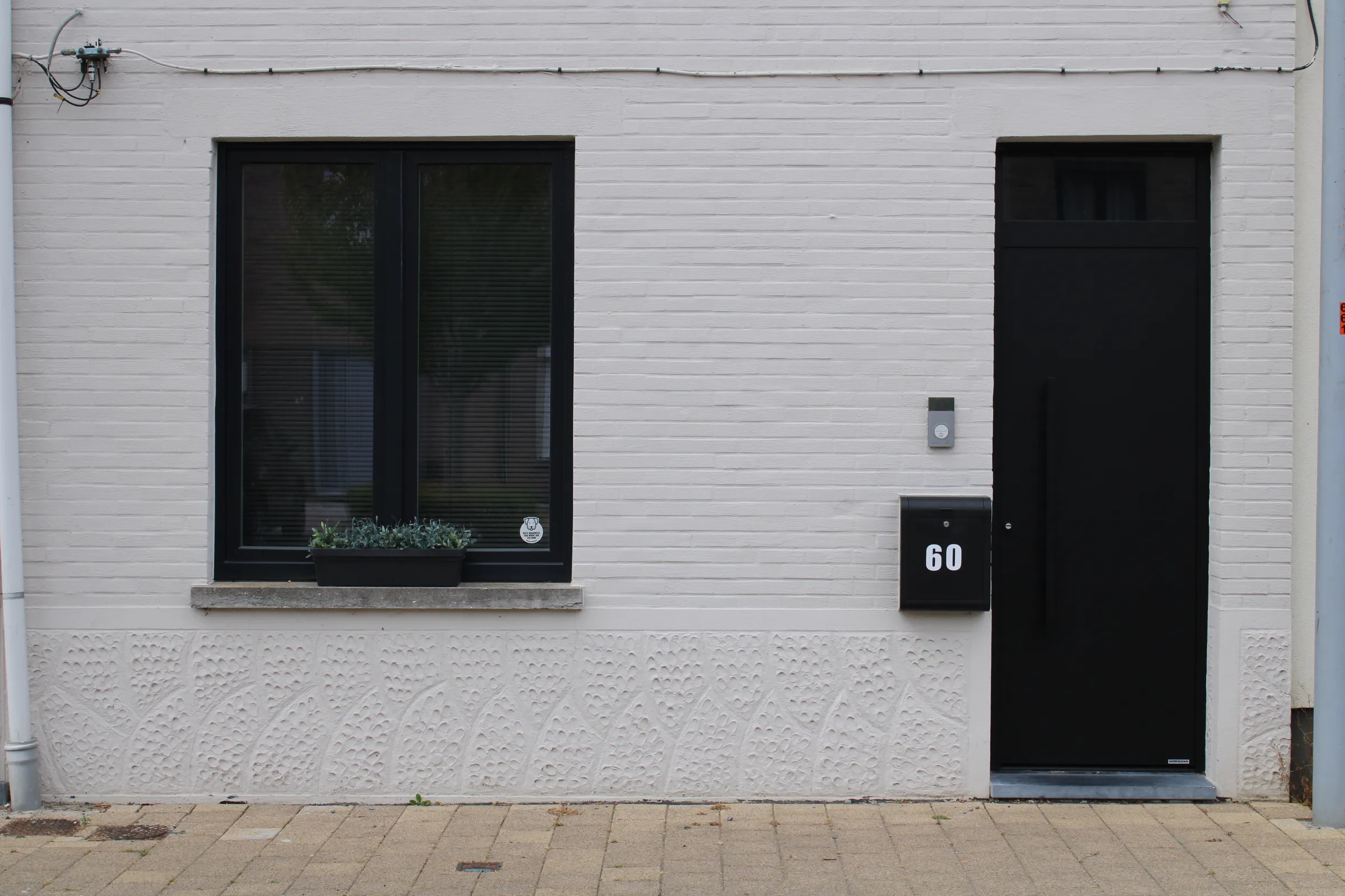 Vernieuwde aluminium voordeur met huisnummer 60