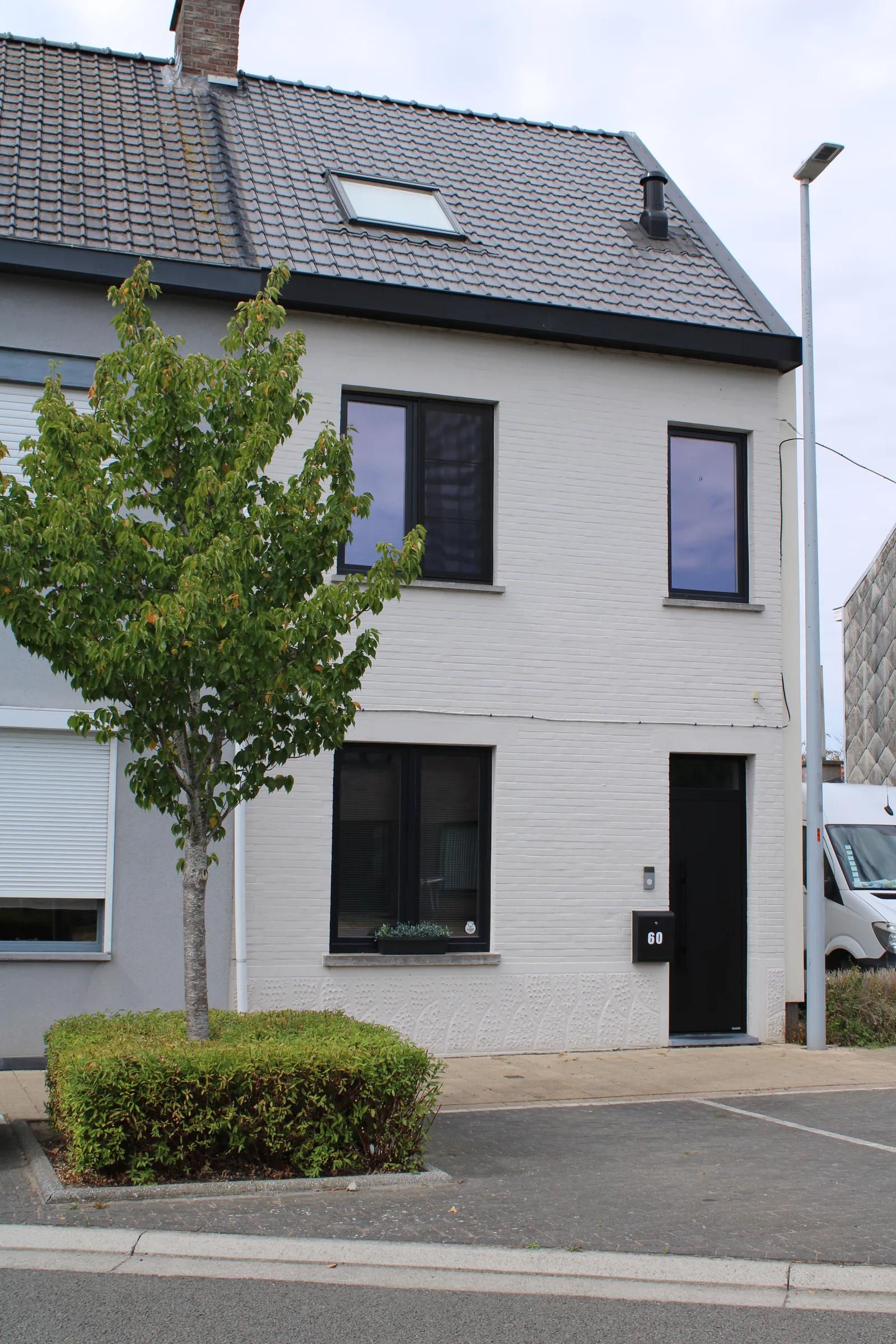 Vooraanzicht van de woning in de rustige zone 30