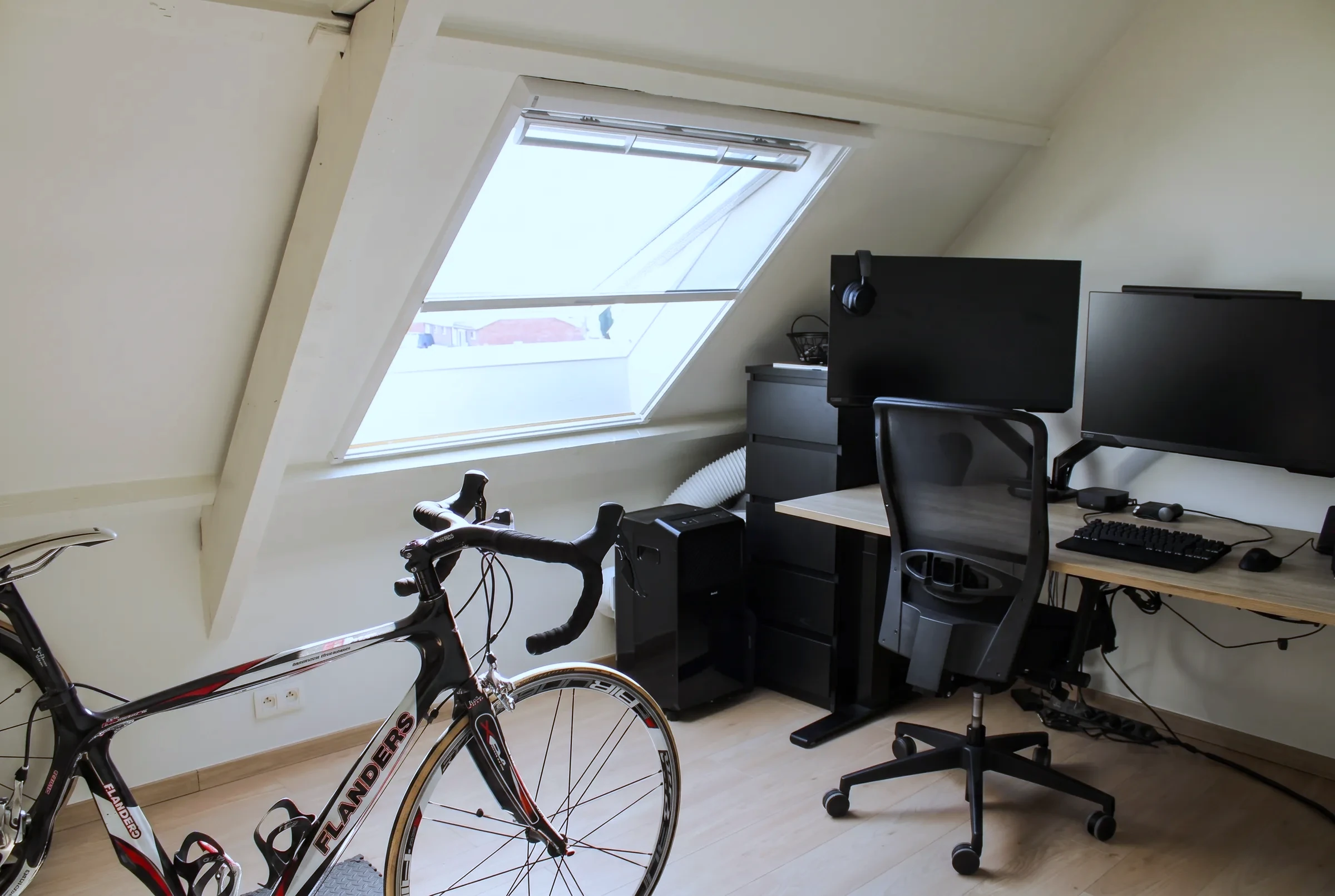 Tweede verdieping ingericht als bureau