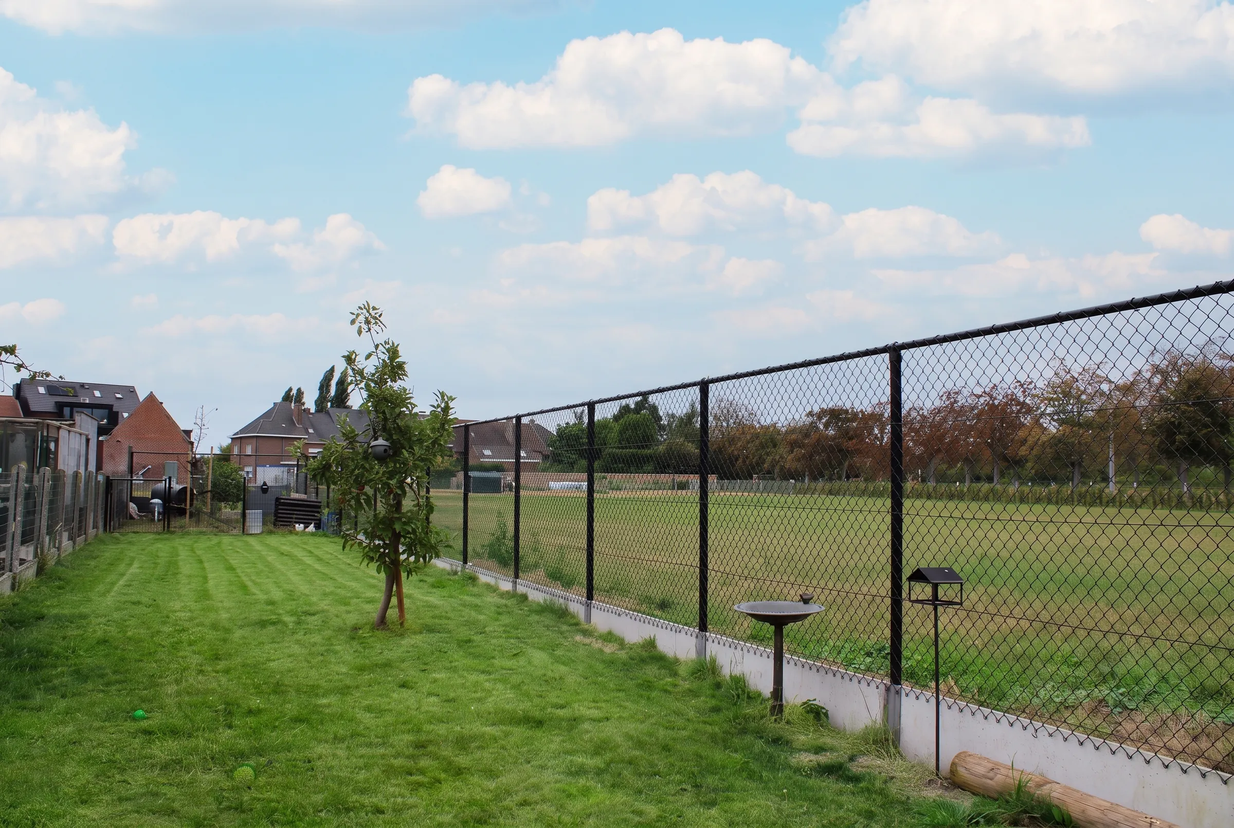 Tuin met zicht op het groene veld achteraan