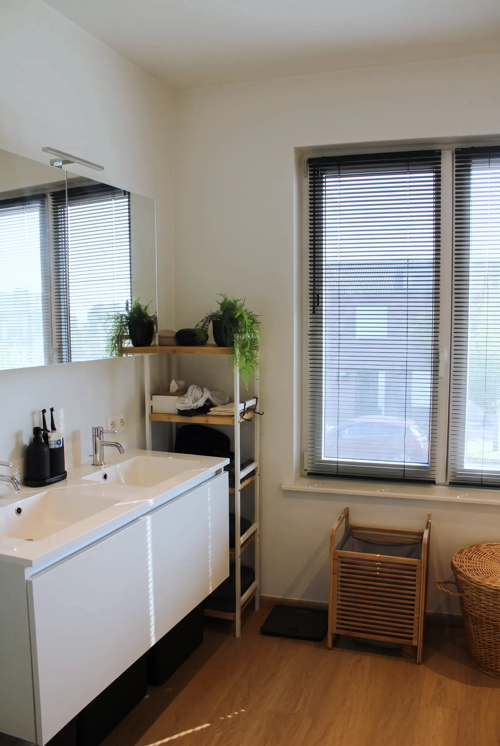 Lavabomeubel met daglicht in de badkamer