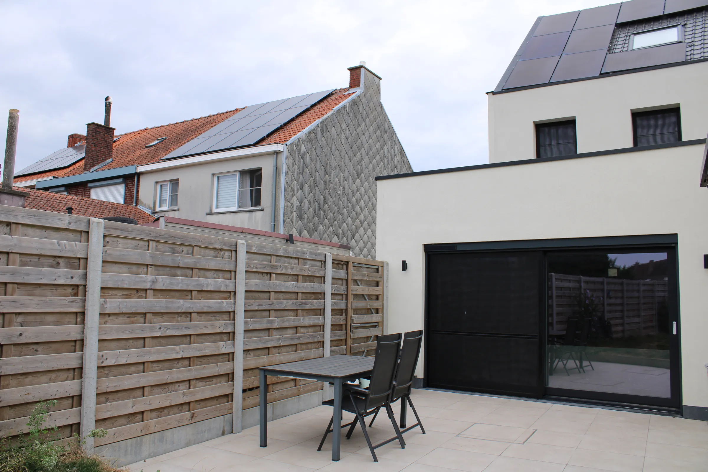 Terras met zicht op de achterzijde van de woning