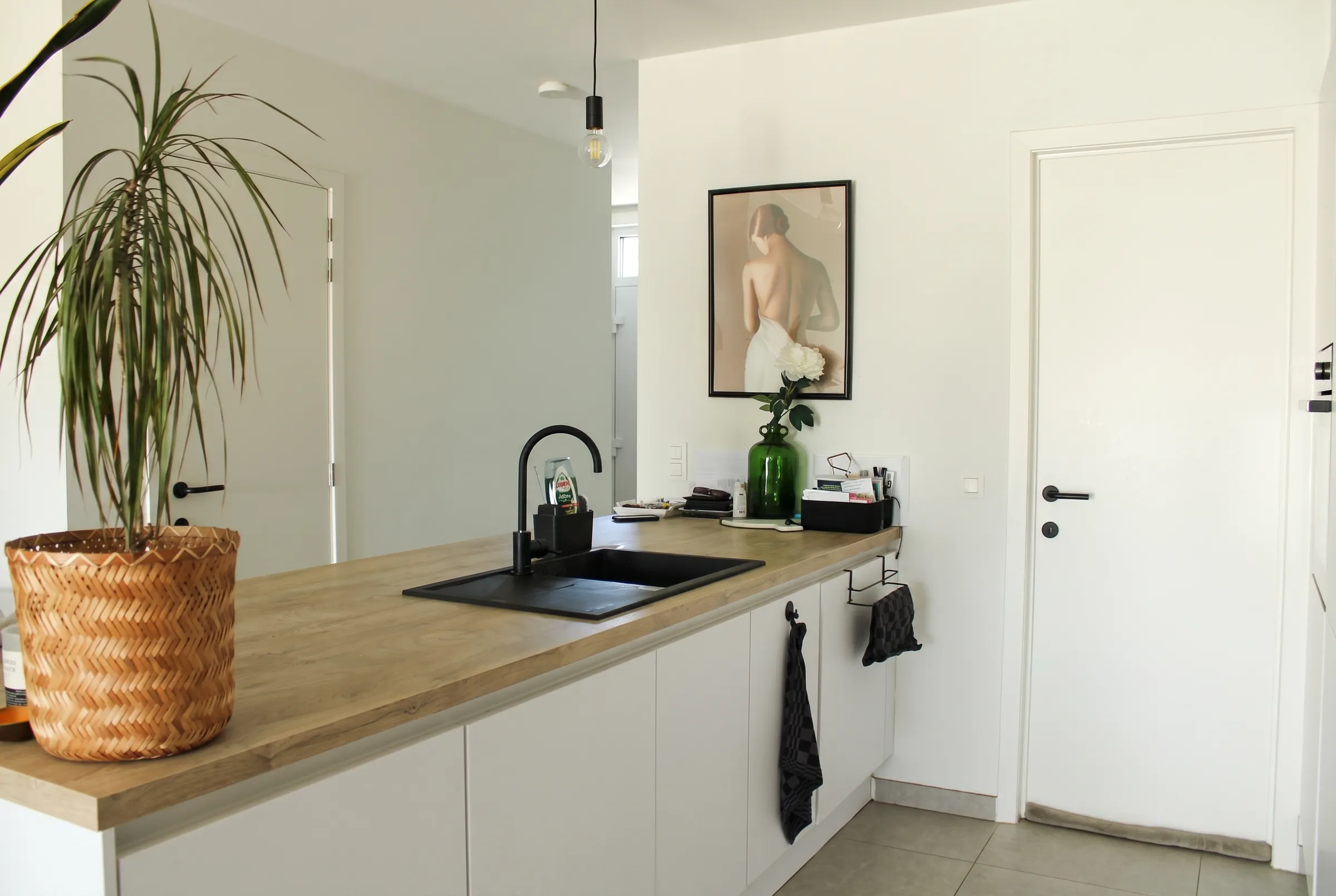 Open keuken met kookeiland in houttint
